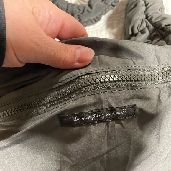 DO EVERYTHING IN LOVE
Large Quilted Bag - Picture 5 of 5